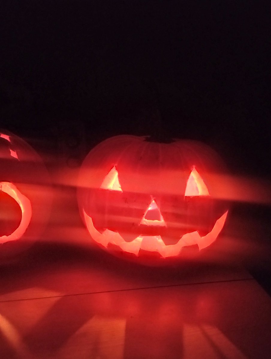 PropsDragon's tweet photo. It's that time of year again! My favorite holiday! Time to be all spooky. I can't resist making a good old jack-o'-lantern though, so I made 3 this time. And one of them is from one of my favorite films, Sleepy Hallow.
Happy Halloween everyone, and make it a spooky holiday! https://t.co/UtxcnFh9Id