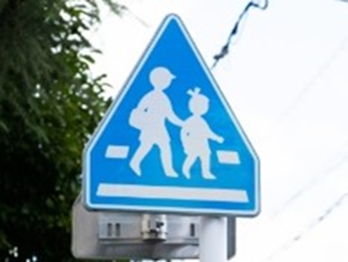 jaf_jp's tweet photo. 「信号機のない横断歩道」まだ4割以上が止まらない！
https://t.co/hJu8TO5T32

#JAF の調査では、信号機のない横断歩道で歩行者が横断しようとしている場面で一時停止した車両は56.7％という結果に🚨
#横断歩道 では歩行者優先！渡ろうとしている歩行者がいたら通行を妨げてはいけません💡 https://t.co/jFLHMG0pak