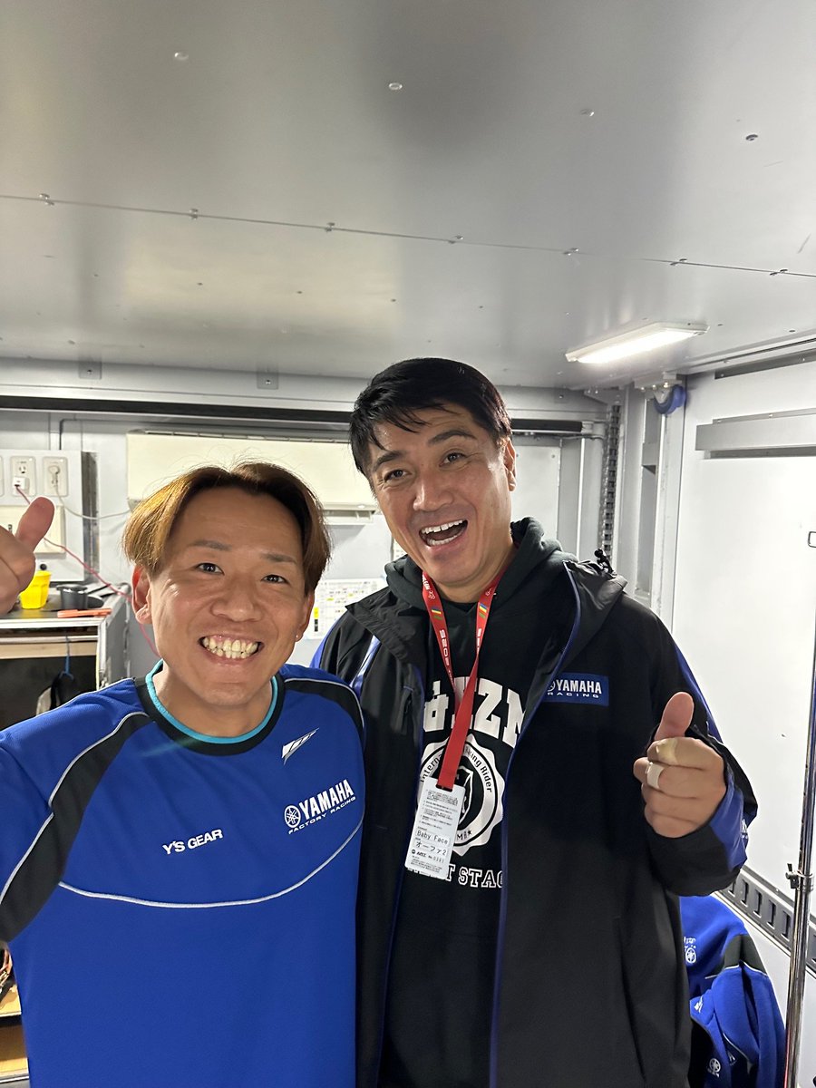 【全日本ロードレース選手権 最終戦 
                                            in 鈴鹿サーキット】

弊社代表ホソカワシャッチョサン✌️が、 サポートチーム＆ライダーの応援に行ってまいりました📷

サポートチーム＆ライダーのゼッケン2番YAMAHA FACTORY RACING TEAM