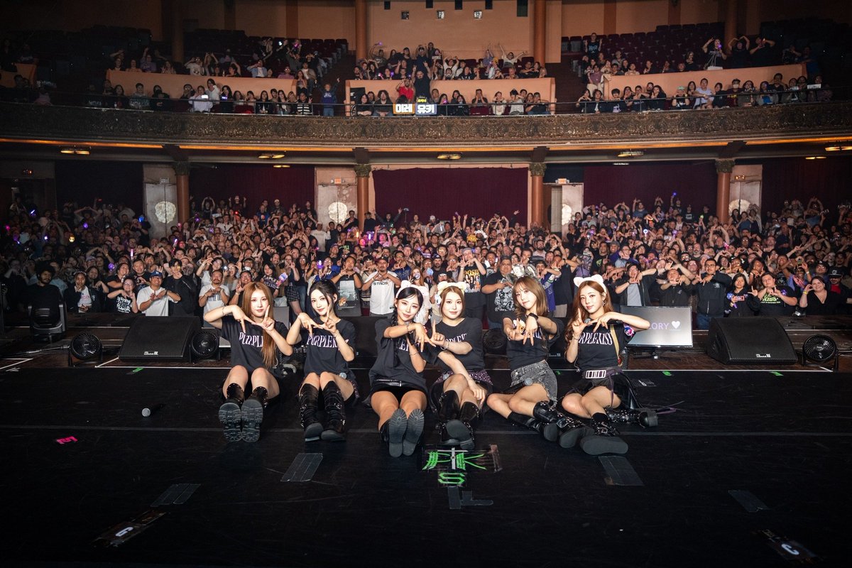 RBW_PURPLEKISS's tweet image. [#퍼플키스]

💜PURPLE KISS 2025 TOUR: 
A Violet to Remember💜

Los Angeles플로리분들과 
함께한 공연 종료 🥰

아직도 눈 감으면 로스앤젤레스 생각이... 💭
플로리들의 힘찬 응원을 소중히 간직할게요 💖

#PURPLE_KISS #A_Violet_to_Remember 
#PURPLE_KISS_2025_TOUR 
#LOSANGELES