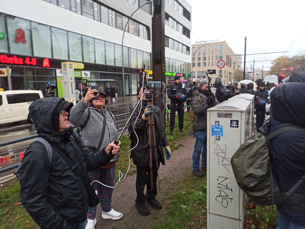 Mausebaer17's tweet photo. Im Bild: ein ehemaliger Bundestagskandidat der Grünen, ein ehemaliges Mitglied der NPD mit Freundin und ein Mitglied der Partei "Die Heimat", früher NPD. #b2610 Was sie eint? Liebe für einen Staat, der einen Völkermord begeht. Hass auf Gegnerinnen des #GazaGenozid. https://t.co/e3zPdm5Ja2