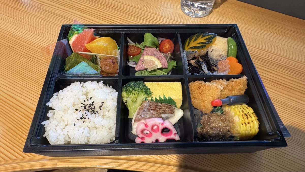 matsu_hotel_col's tweet photo. 朝食は「海と大地と宇宙（そら）の町串本の恵み」
JR西日本観光ナビ「tabiwa by WESTER」にて前もって注文していた地域の魅力満載のお弁当🍱 料金は1,750円（税込）
ウエストエクスプレス銀河の串本駅停車中、橋杭岩見学後に受け取り、車内のフリースペースでいただきました😊
串本駅から徒歩2分にコンビニもありますので、朝食を買いに行ってる人もいました😊

#WESTEXPRESS 
#ウエストエクスプレス銀河 
#串本駅　
#紀南ルート