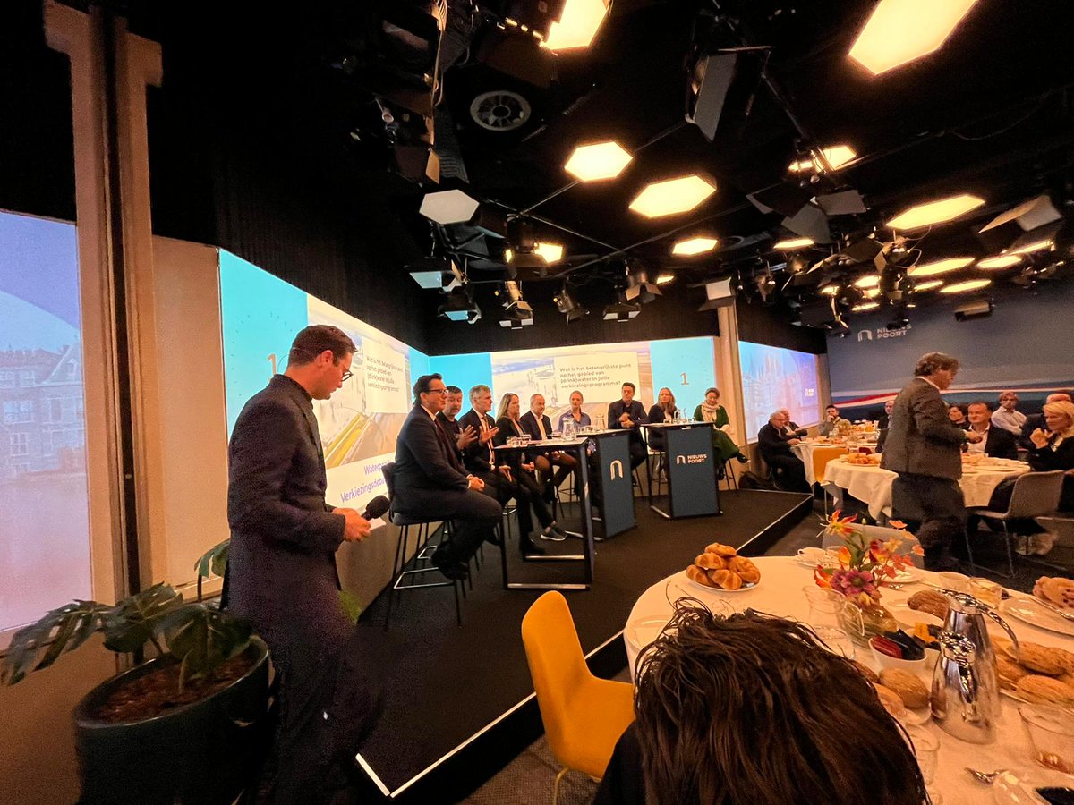 Het verkiezingsdebat water van <a href="/waterschappen/">Unie v Waterschappen</a> en <a href="/vewin_water/">Vewin</a> is van start! Volle bak in <a href="/nieuwspoort/">Nieuwspoort</a>: <a href="/Pieter_Grinwis/">Pieter Grinwis</a> <a href="/Geert_gabriels/">Geert Gabriëls</a> <a href="/RuudVerkuijlen/">Ruud Verkuijlen</a> <a href="/karstenklein/">Karsten Klein</a> <a href="/RenildeHuizenga/">R.Huizenga</a> <a href="/SGPnieuws/">SGP</a> <a href="/VoltNederland/">Volt Nederland 👋</a> <a href="/NwSocContract/">Nieuw Sociaal Contract</a> <a href="/PartijvdDieren/">Partij voor de Dieren</a>