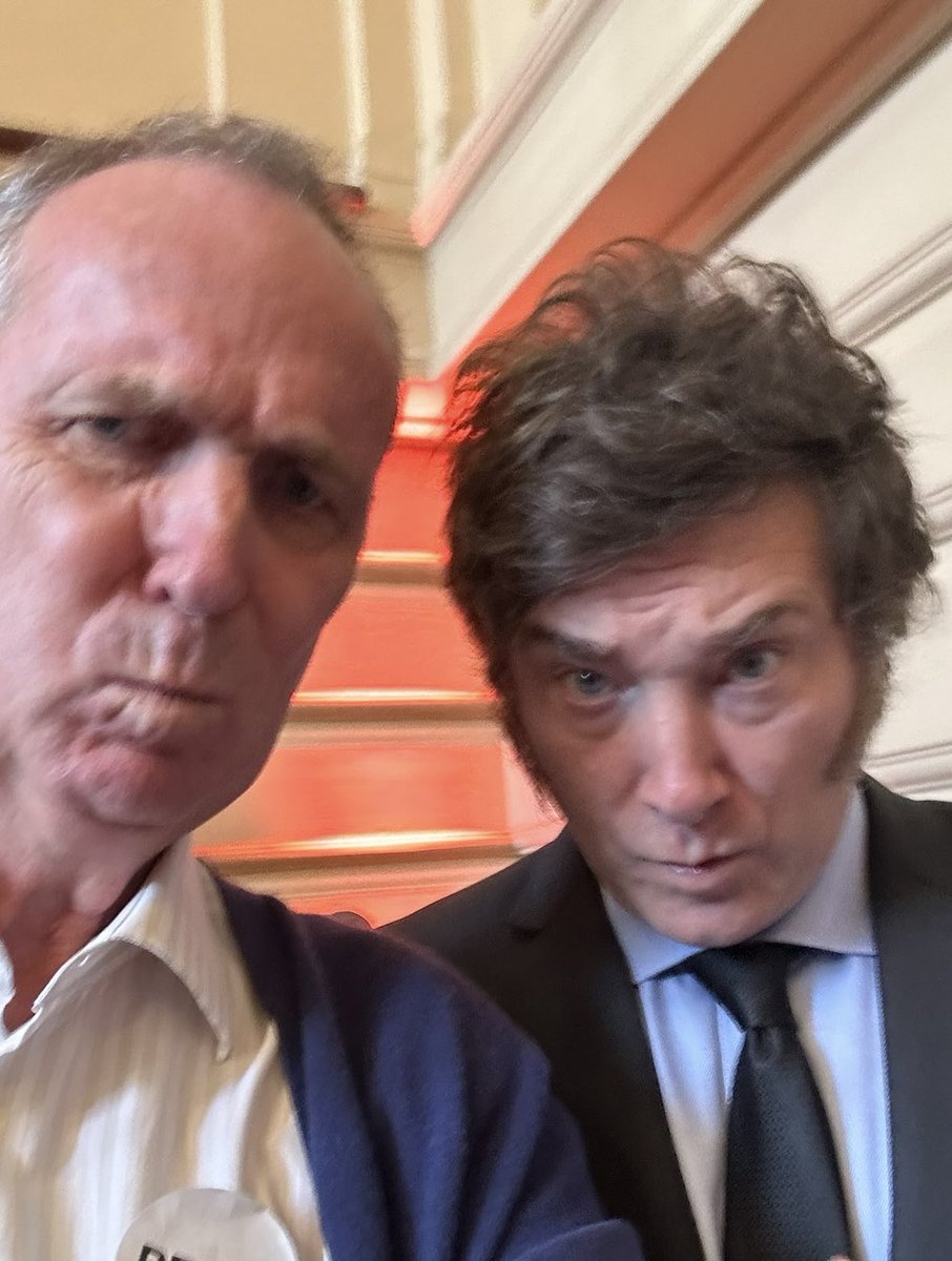 der eine auf dem Bild hat heute gute Laune. Der andere ahnt, dass die Kettensäge jetzt auch in Europa populär werden wird (mehr dazu in meinem Buch „Dennoch sprechen wir miteinander“ ⁦<a href="/CHBeckLiteratur/">C.H.Beck Literatur</a>⁩ und  morgen ab 12 Uhr auf ⁦<a href="/dlfkultur/">Deutschlandfunk Kultur</a>⁩).