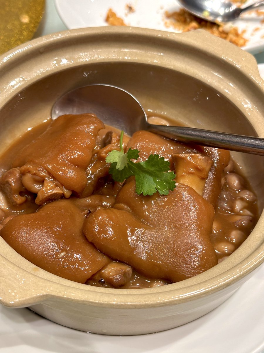 พุ่งตัวไปด่วน! เป็ด Four Seasons ลด 50% 🔥🔥ปีนึงลดแค่ครั้งเดียว เป็ดย่างชิ้นหนานุ่ม ซอสน้ำราดเป็ดเข้มข้น แนะนำเมนูอื่นที่อร่อยต้องลองก็ ไก่ต้มซีอิ้วอร่อยมาก หมูกรอบก็ดีงามแบบหนังกร๊อบกรอบมันนุ่มๆ ผัดหมี่หอมกระทะ ขาหมูตุ๋นก็นุ่มละลาย <a href="/aroii/">@aroii บอกต่อ</a> #อร่อย