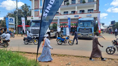 Westniletodayn2's tweet image. #Westnilenews #KigeziNews SINO-TRUCK, NN-TOYOTA OPEN VEHICLE DEPOT IN ARUA westnilenews.com/?p=7836 @2008gomu @PSF_Uganda @jalleerick82326 @AruaInfocenter @mktaibot22 @Be_Matata @MercyAhimbisib2 @youthwestnile @phifymuzic @karamojanews22 @KLakareber @TheMutaD @MKarekye