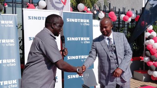 Westniletodayn2's tweet image. #Westnilenews #KigeziNews SINO-TRUCK, NN-TOYOTA OPEN VEHICLE DEPOT IN ARUA westnilenews.com/?p=7836 @2008gomu @PSF_Uganda @jalleerick82326 @AruaInfocenter @mktaibot22 @Be_Matata @MercyAhimbisib2 @youthwestnile @phifymuzic @karamojanews22 @KLakareber @TheMutaD @MKarekye