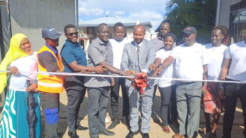 Westniletodayn2's tweet image. #Westnilenews #KigeziNews SINO-TRUCK, NN-TOYOTA OPEN VEHICLE DEPOT IN ARUA westnilenews.com/?p=7836 @2008gomu @PSF_Uganda @jalleerick82326 @AruaInfocenter @mktaibot22 @Be_Matata @MercyAhimbisib2 @youthwestnile @phifymuzic @karamojanews22 @KLakareber @TheMutaD @MKarekye