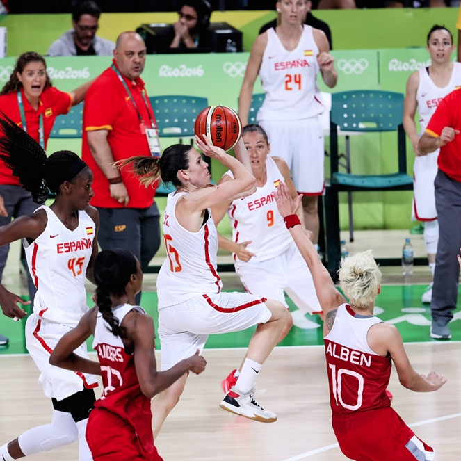 GIGANTESVintage's tweet photo. ¡Feliz 3⃣9⃣ Cumpleaños!🎂
ANNA CRUZ🏀
Recordar aquella canasta in extremis ante Turquía en los cuartos de final olímpicos de Río’16 (64-62) siempre nos alegrará el día. Aquella aventura acabó con la plata al cuello.

¡Per molts anys, @annacruz_15 🥳 https://t.co/Du7gsxY6ao