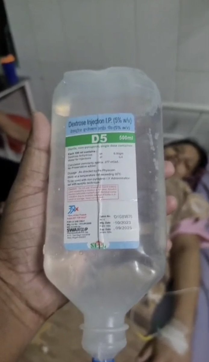 azizkavish's tweet image. किस तरह से लोगों की जिंदगी से खिलवाड़ होता है देखिये...

लखनऊ के काकोरी सीएचसी में काजल जो की गर्भवती थी एडमिट हुई।

काजल के साथ तीन और मरीज भी वहां एडमिट थे
शनिवार सुबह 11 बजे ऑपरेशन हुआ, बेटे के जन्म के बाद दिन भर भर्ती रही। 

रविवार तड़के सुबह 4 बजे ग्लूकोज चढ़ाने के दौरान…