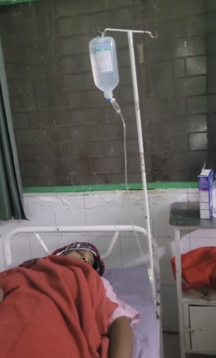 azizkavish's tweet image. किस तरह से लोगों की जिंदगी से खिलवाड़ होता है देखिये...

लखनऊ के काकोरी सीएचसी में काजल जो की गर्भवती थी एडमिट हुई।

काजल के साथ तीन और मरीज भी वहां एडमिट थे
शनिवार सुबह 11 बजे ऑपरेशन हुआ, बेटे के जन्म के बाद दिन भर भर्ती रही। 

रविवार तड़के सुबह 4 बजे ग्लूकोज चढ़ाने के दौरान…