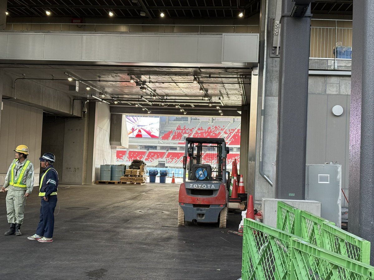 grun_1's tweet photo. 瑞穂陸上競技場
10/27
外構工事開始。
芝がはられています。外から見られます。試合中は壁ができるのでしょうけど。
ビジョンがついていました。
最後のはバスが着くとこみたい。 https://t.co/B89fX3802k