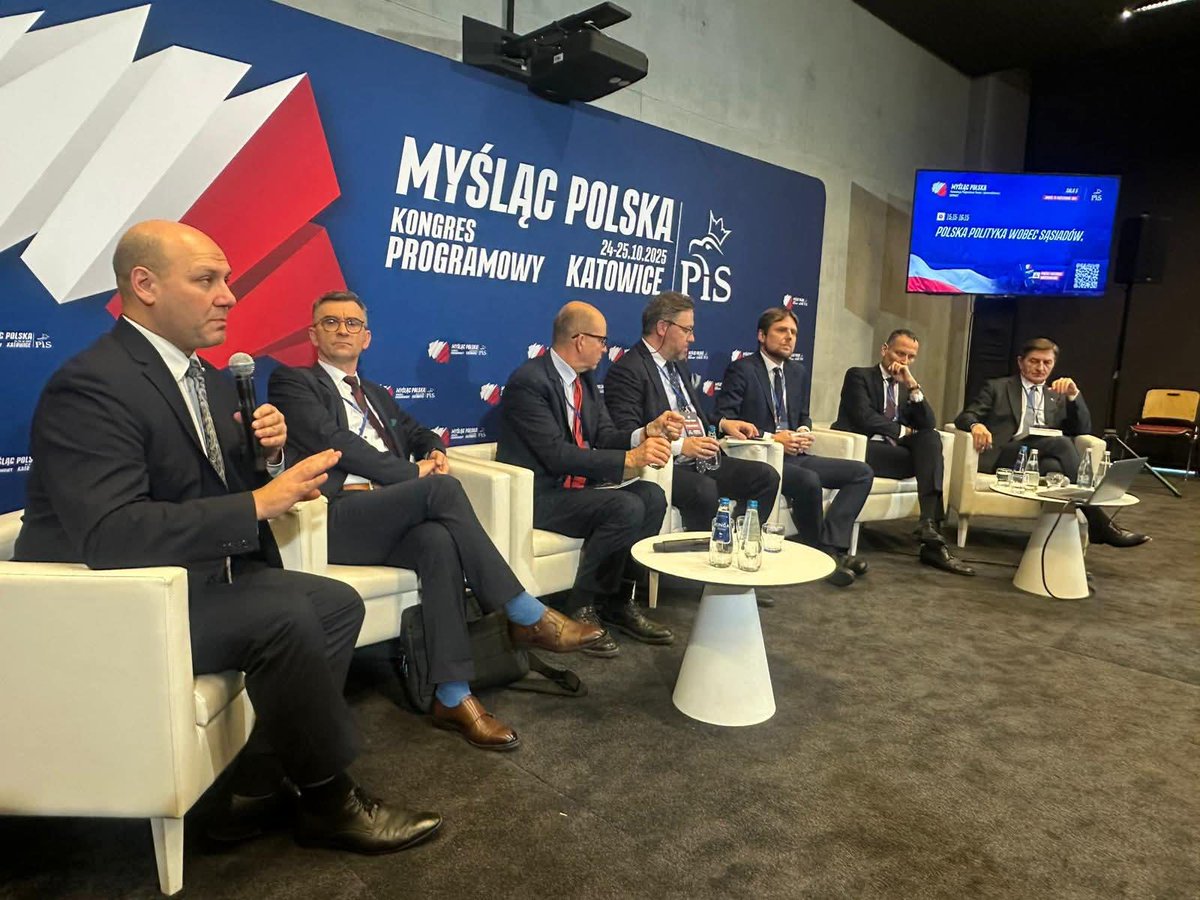 Maciej Ruczaj (@maciejruczaj) on Twitter photo Z opóźnieniem natrafiłem w sieci na zdjęcie z bardzo ciekawego panelu o polityce Polski wobec sąsiadów, który zorganizował na #MyślącPolska <a href="/SzSz_velSek/">S Szynkowski vel Sęk</a> i w którym miałem zaszczyt uczestniczyć m.in. z <a href="/B_Cichocki/">Bartosz Cichocki</a> <a href="/Radziwill_K/">Konstanty Radziwiłł</a> <a href="/MarekKuchcinski/">Marek Kuchciński 🇵🇱</a>. Do odsłuchania 👇 Z opóźnieniem natrafiłem w sieci na zdjęcie z bardzo ciekawego panelu o polityce Polski wobec sąsiadów, który zorganizował na #MyślącPolska <a href="/SzSz_velSek/">S Szynkowski vel Sęk</a> i w którym miałem zaszczyt uczestniczyć m.in. z <a href="/B_Cichocki/">Bartosz Cichocki</a> <a href="/Radziwill_K/">Konstanty Radziwiłł</a> <a href="/MarekKuchcinski/">Marek Kuchciński 🇵🇱</a>. Do odsłuchania 👇