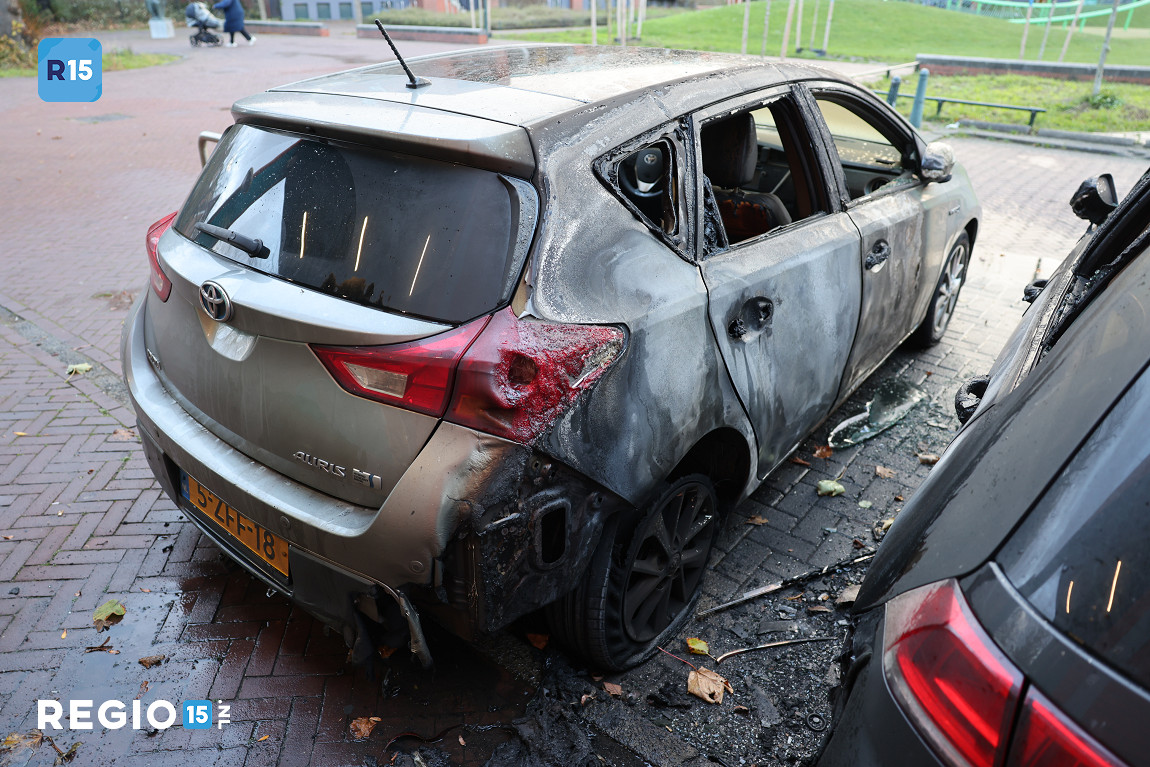 Autobrand beschadigt twee voertuigen op Slachthuisplein Den Haag