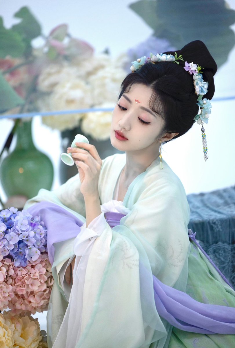 @: 모든 캐스팅이 찰떡인데 진짜 황예님 캐스팅이 신의 한수라고생각해요…이치랑 붙여놓으면 둘다 선한 인상이라 얼합에 눈이 편안하고 이태랑 붙여놓으면 한국인이 유구하게 사랑하는 닉주디조합이되어서 화면에 같이잡힐때마다설레요 ㅎㅎ 토끼상미인진짜너무좋다..
