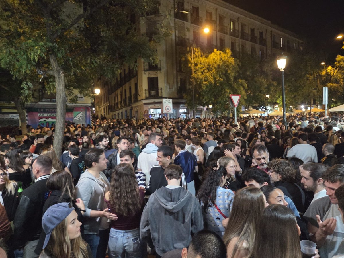 Hoy hemos solicitado amparo por el TAPAPIES, al alcalde de Madrid.
En un consejo de seguridad , nos dijo que  no estaba de acuerdo, con que  los vecinos no pudiéramos  descansar, poco caso le han hecho los diferentes concejales    <a href="/seguragc/">Carlos Segura</a> <a href="/policiademadrid/">Policía Municipal de Madrid</a>