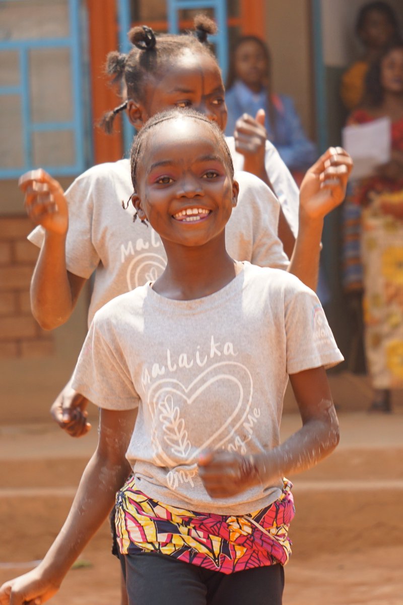 Smiles like this make Fridays even brighter 💛 Wishing everyone a joyful weekend!