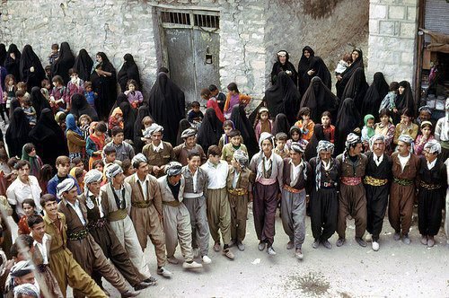 Bu görüntü #HÜDAPAR etkinliğinden bir kare değil, 1972 yılı Hakkari'deki sıradan bir Kürt düğünü...

​Kürt halkının kökü ve özü İslam'dır. Kültürü, gelenek ve göreneği asırlardır İslam ile yoğrulmuştur. Asırlardır süregelen geleneksel yaşam bu hakikatın ispatıdır...