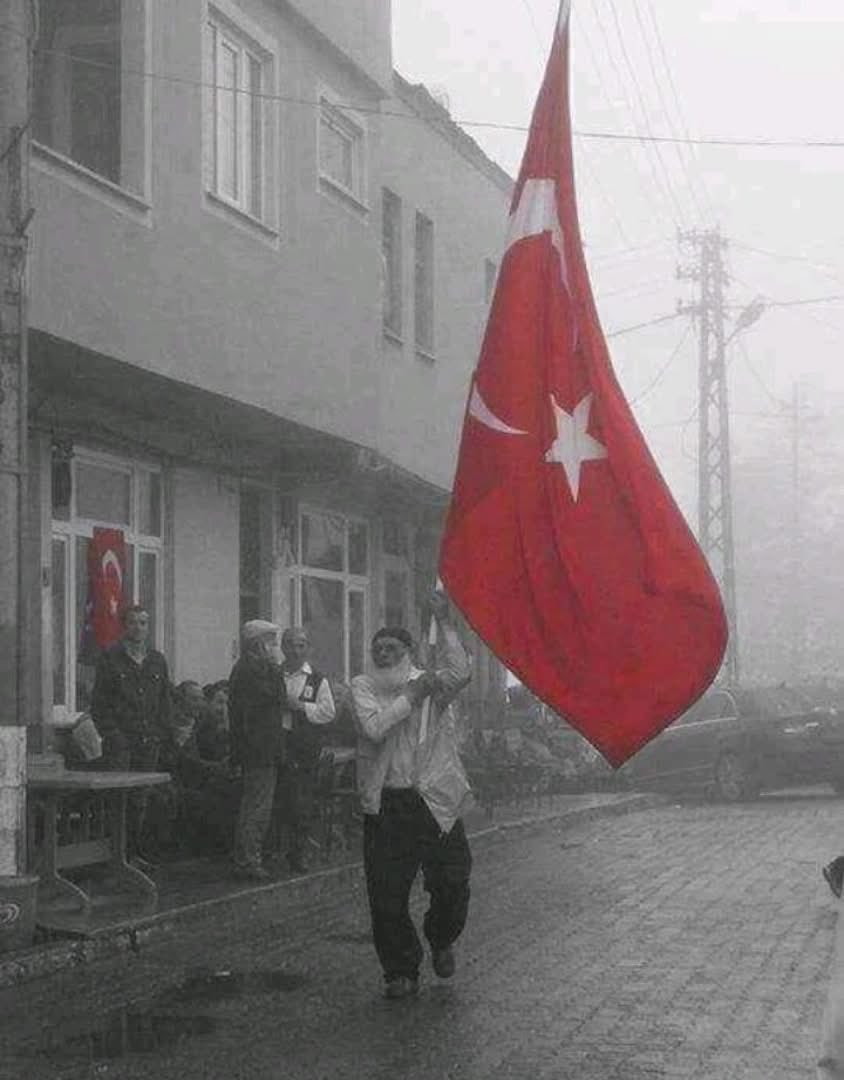 Bir of çekip Allah deriz.
Dünya susar biz söyleriz.
Diğerleri sadece sevebilir ama, 
Biz uğruna ölebiliriz.🇹🇷