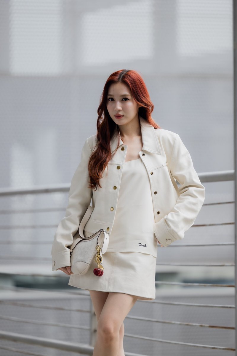 พร้อมเดินทาง! "#ฟอสจิรัชพงศ์  และ #เลิฟภัทรานิษฐ์ ” มาใน Total Look จาก <a href="/Coach/">Coach</a> ออกเดินทางสู่ประเทศสิงคโปร์ เพื่อเข้าร่วมงานเปิดร้าน The Coach Restaurant ที่ Jewel Changi Airport ในวันที่ 28 ตุลาคม 2025 นี้

#CoachNY #TheCoachRestaurant
#loverrukk #fforce_ 
#RIZZmagazine