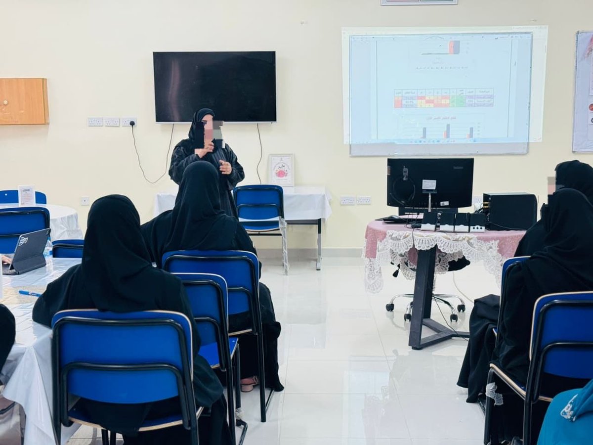 EduGovNBT2129's tweet photo. عقدت اليوم المعلمة الأولى لمادة الرياضيات اجتماع مع زميلات المادة لمناقشة نتائج الاختبار القصير الأول،
تم عرض تحليل نتائج الطالبات وتحليل مفردات الامتحان ، والتأكيد على ضرورة تفريد التعليم وإعادة توزيع مخرجات التعلم داخل الحصص وفق الفجوات المكتشفة https://t.co/S4gFZqIgSG