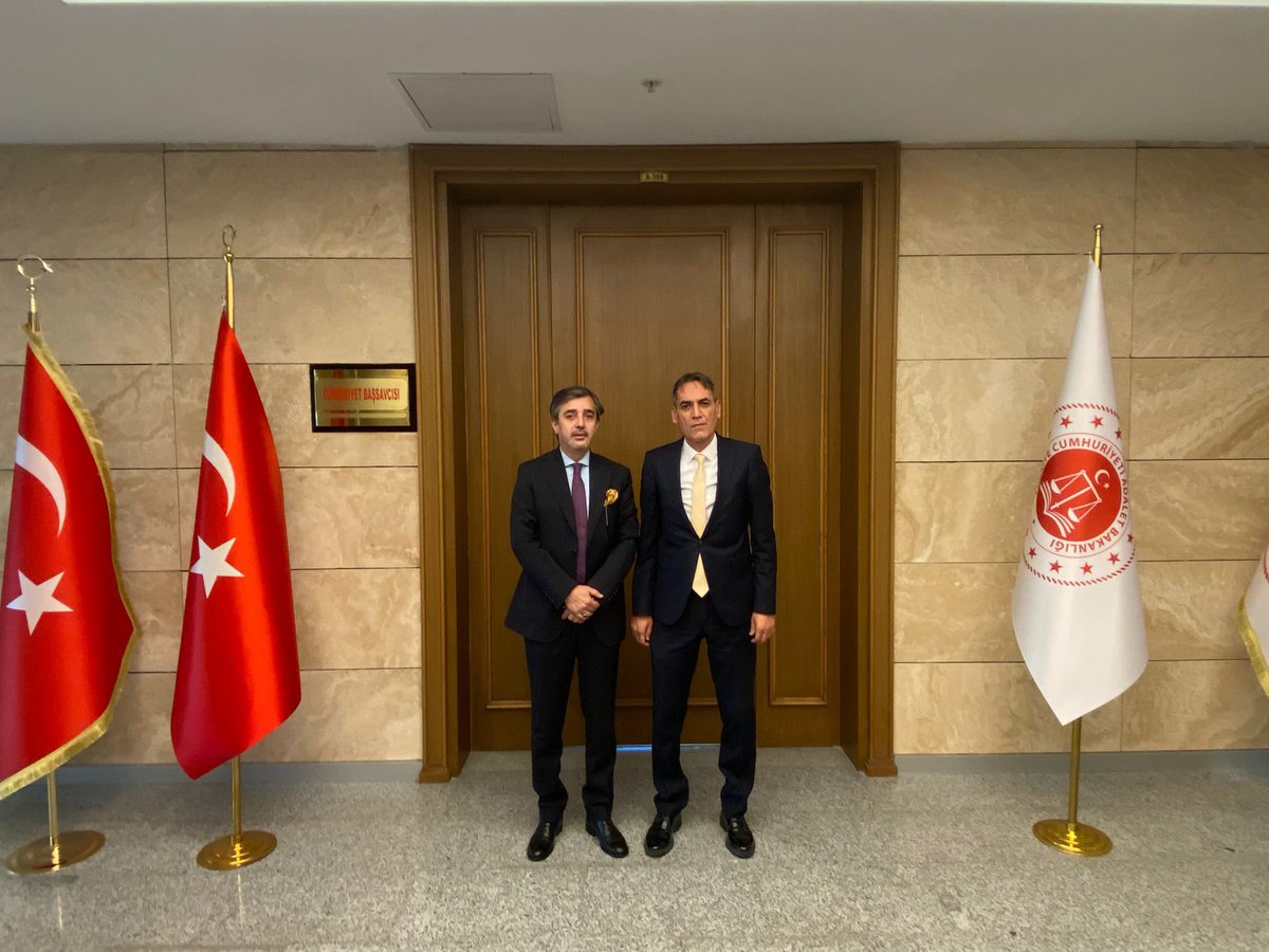 Taner HAMİDİ (@hamiditaner) on Twitter photo Batman Cumhuriyet Başsavcımız Sayın Enver Eroğlu’nu makamında ziyaret ettim.
Görevinde kendisine başarılar diliyor, Batman’ımıza hayırlı hizmetlerde bulunmasını temenni ediyorum.
Samimi sohbeti ve misafirperverliği için yürekten teşekkür ediyorum. Batman Cumhuriyet Başsavcımız Sayın Enver Eroğlu’nu makamında ziyaret ettim.
Görevinde kendisine başarılar diliyor, Batman’ımıza hayırlı hizmetlerde bulunmasını temenni ediyorum.
Samimi sohbeti ve misafirperverliği için yürekten teşekkür ediyorum.