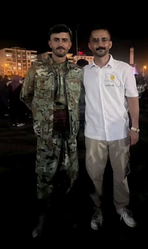 Dün akşam Diyarbakır'daki Koma Azad konserinde malum kamuflajlı kıyafetli ve Kür*istan haritalı gömlekli kişiler. Gün gelecek devran dönecek bunlarda hesap verecek.