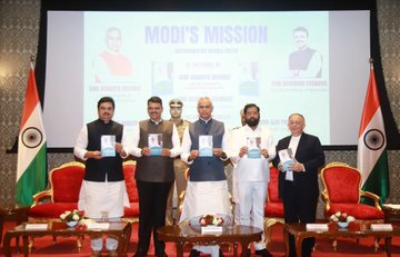 DDChandanaNews's tweet image. ಪ್ರಧಾನಿ ನರೇಂದ್ರ ಮೋದಿ  ಅವರ ಜೀವನ, ಚಿಂತನೆಗಳು ಮತ್ತು ಕಾರ್ಯಶೈಲಿಯನ್ನು ಆಧರಿಸಿದ &apos;ಮೋದಿ ಅವರ ಮಿಷನ್&apos; ಪುಸ್ತಕದ ಅದ್ಧೂರಿ ಬಿಡುಗಡೆ ಸಮಾರಂಭ  ಮುಂಬೈನ  ರಾಜಭವನದಲ್ಲಿ ನಿನ್ನೆ  ನಡೆಯಿತು.
#ModiMission