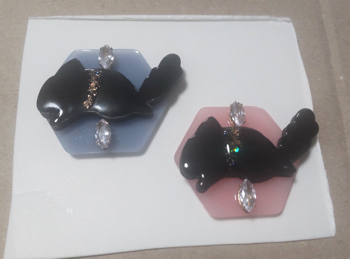 1、2枚目チンチラに見えるかな～🤔鏡はネックレスチェーンがゴールドしかないのでゴールドになるかも(試作段階です)
3枚目はヘアゴムにしようかなと💡