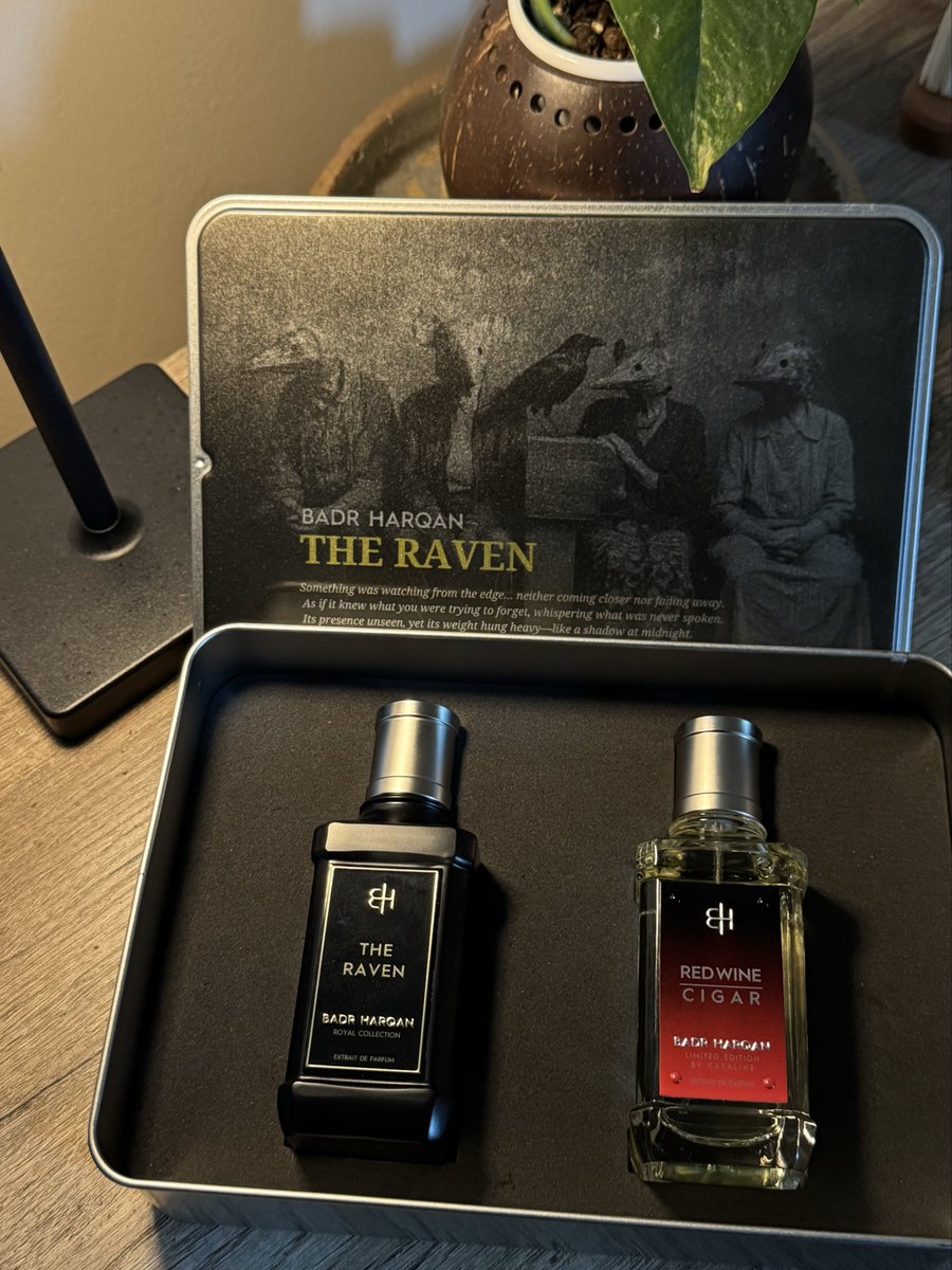 عبدالله (@22demarai) on Twitter photo THE RAVEN 🐦⬛ 
من بدر الحرقان
العطر يبدا بأفتتاحيه اشبه بكيك الليمون بالفانيليا، لكن تبدا تخف سويتية العطر وياخذ اتجاه مختلف ويبان فيه راتنج الاليمي اللي اعطى العطر طابع كهرماني او راتنجي حمضي مع رائحه دخانيه ممزوجه بلمسات جلديه بسيطه وتواجد طفيف للقرنفل خفف من حمضية راتنج THE RAVEN 🐦⬛ 
من بدر الحرقان
العطر يبدا بأفتتاحيه اشبه بكيك الليمون بالفانيليا، لكن تبدا تخف سويتية العطر وياخذ اتجاه مختلف ويبان فيه راتنج الاليمي اللي اعطى العطر طابع كهرماني او راتنجي حمضي مع رائحه دخانيه ممزوجه بلمسات جلديه بسيطه وتواجد طفيف للقرنفل خفف من حمضية راتنج