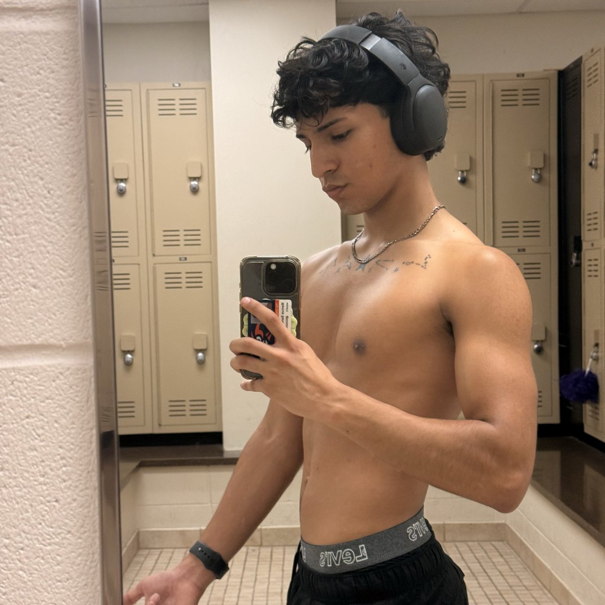 ParallelMarc's tweet image. i’m starting to see noticeable progress and i love it, it’s gunna keep me going💪🏽#gym #college #bicepday #progress #sixseven