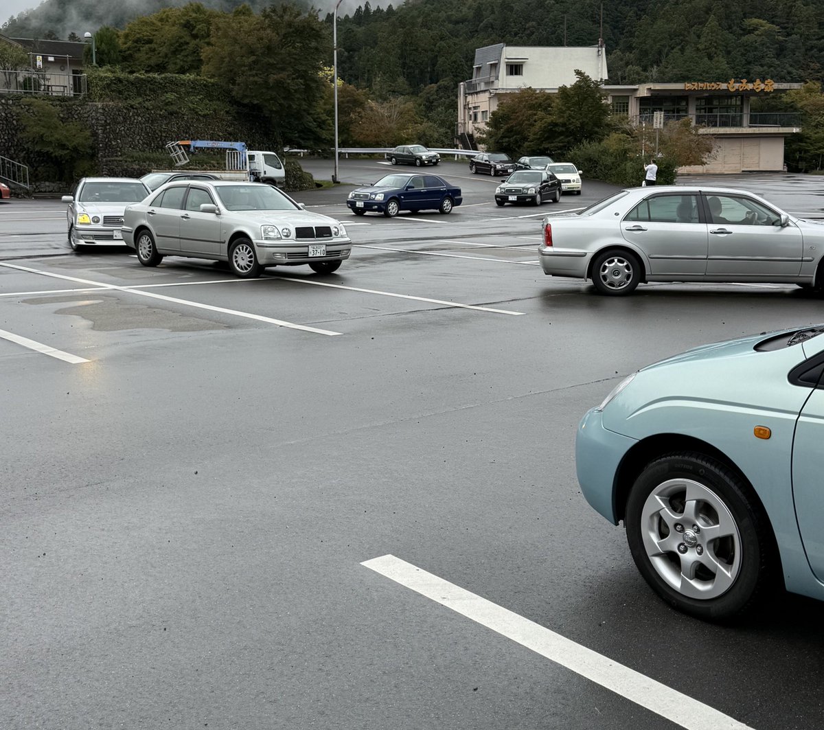 何か悪い夢を見てるようで笑