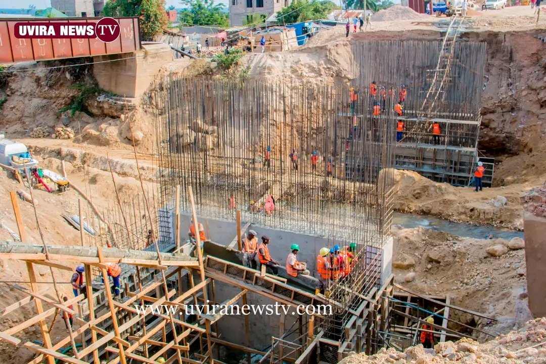 FaithNtako65514's tweet image. #SUD-#KIVU: Sous le haut patronage du Président  Félix ANTOINE Tshisekedi, la RN5 poursuit sa modernisation.
Les travaux de construction du pont reliant Kavinvira à Kasenga #UVIRA avancent bien. Malgré l’agression rwandaise, la vision du Chef de l’État reste résolument positive.