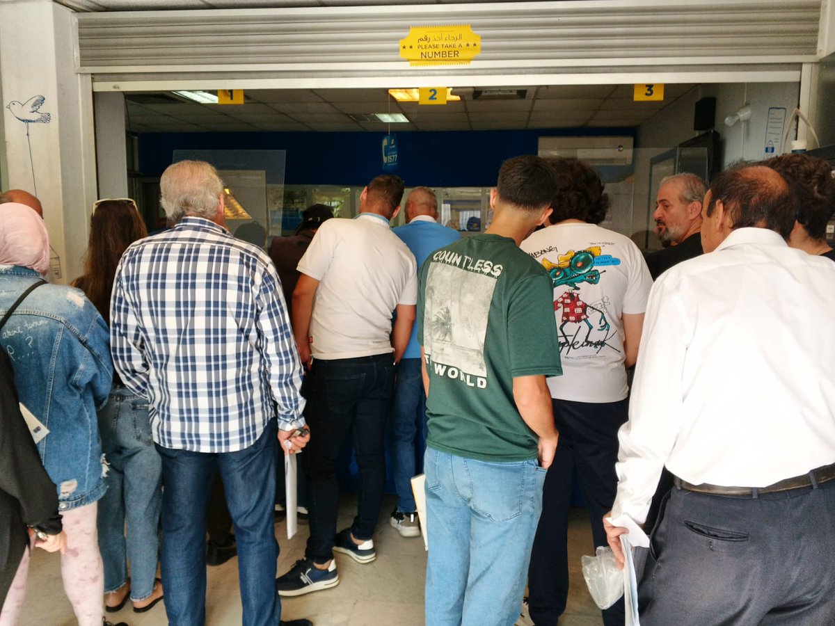 البهدلة التي يتعرّض لها اللبنانيون داخل مكاتب ليبان بوست غير مقبولة.
الهيمنة التعيسة على مرافق الدولة يجب أن تنتهي، والتحقيق واجب.
مش طبيعي المواطن يترك بيته أكثر من مرة ليدفع فواتير بزحمة خانقة لأن الشركة ما بتأمن موظفين كفاية.
التطوّر يبدأ من راحة الناس.