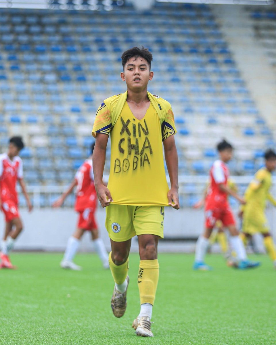 vietfoot's tweet photo. Le message adressé par Lý Trung Hiếu, joueur U-14 du Hanoi FC:

"Papa, arrête la bière s'il te plaît" https://t.co/qSIFGD6Tao