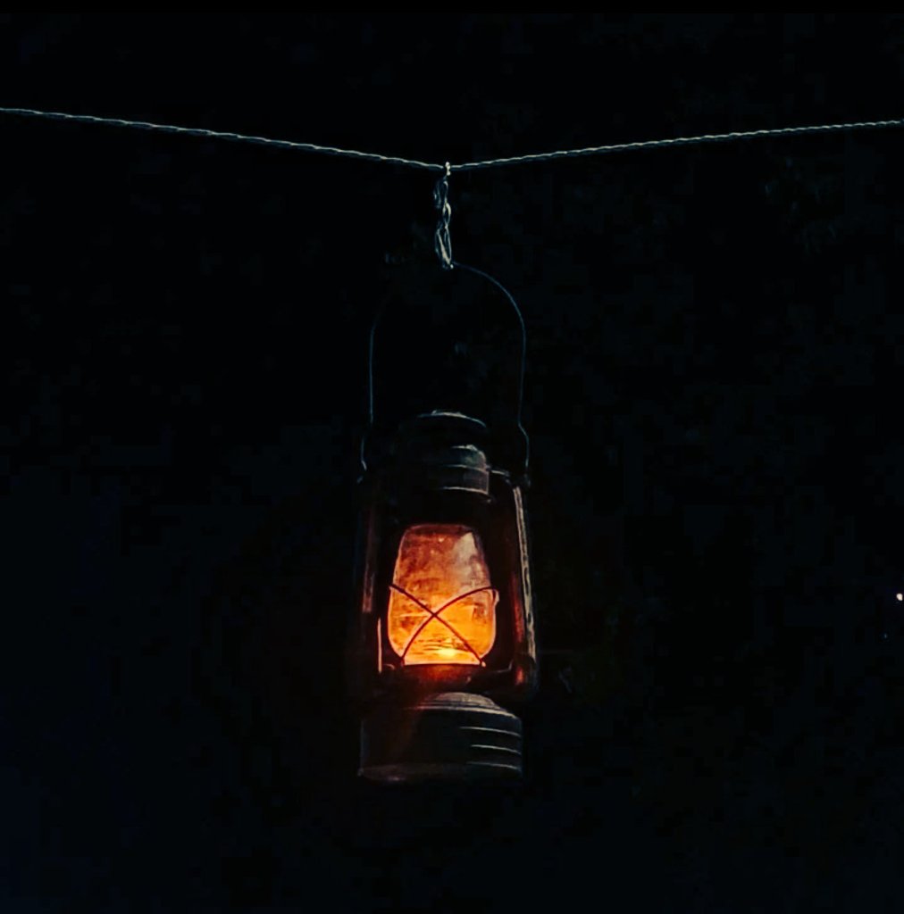 सुनो मोदी जी,

.....जब दुनिया चांद और मंगल पर भी जाकर अपना आशियाना बनाएगी। 
तब हम वहां भी इस उम्मीदों वाली लालटेन को ले जाकर उजाला करेंगे।

🔥🔥 लालटेन हमेशा प्रासंगिक बनी रहेगी और कयामत तक अंधेरे में रौशनी फैलाती रहेगी।

               “जय श्री लालू जय बिहार”