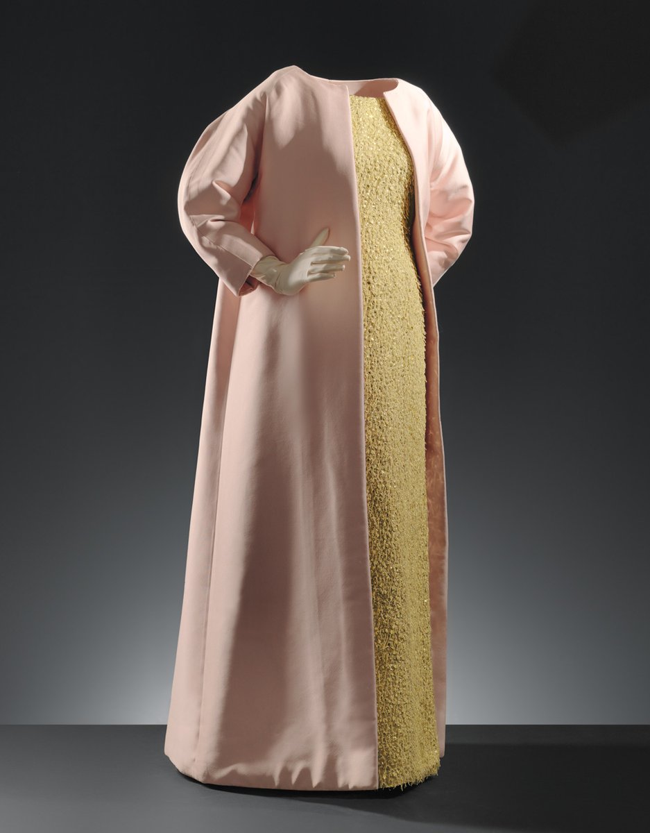 museobalenciaga's tweet image. [#cbmcolecciones] Este elegante vestido largo, confeccionado en satén rosa palo, destaca por su delicadeza y sutileza formal.