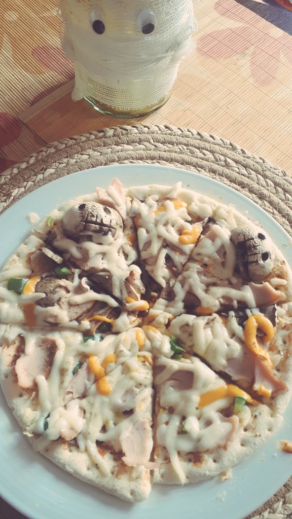 Catherinekh1982's tweet photo. ❤🎃💀👻🍕 https://t.co/xciZ8KYLNp