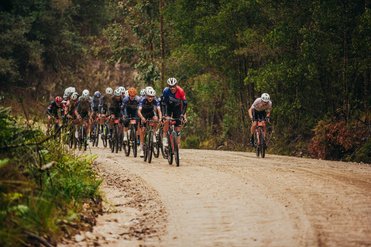 Matt Beers was the first stage winner and therefore the first leader's jersey wearer of the Nedbank Gravel Burn when he won Stage 1 in a sprint against Andri Frischknecht and Hugo Drechou. Read the report here: diverge.info/2025/10/27/gra…