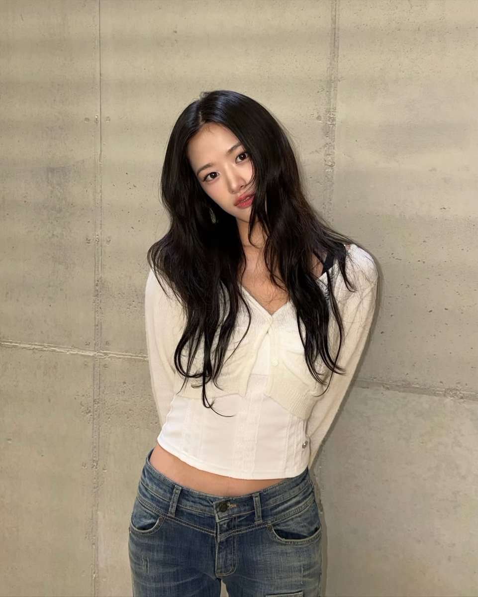 daengdaengjoa's tweet image. why is she so gf-coded these days 🫠