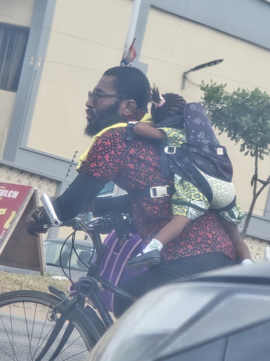 b_akumsaleah's tweet photo. I just saw this lovely man with this beautiful baby girl...with no safety gear on...but above all the girl is really enjoying the ride to school.... https://t.co/O6Ocmx4D15