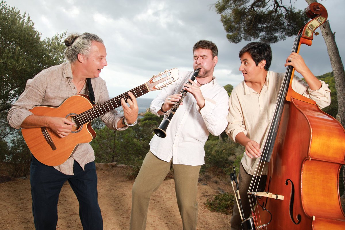 Demà dimarts a les 18:00h serem a Sant Quirze del Vallès, a la Sala Josep Brossa (La Patronal), per viatjar plegats pel klezmer i altres músiques del món ✨

#CatKlezmer #Klezmer #WorldMusic #CatKlezmerTrio #NouDisc

📸 Tarick Moraes