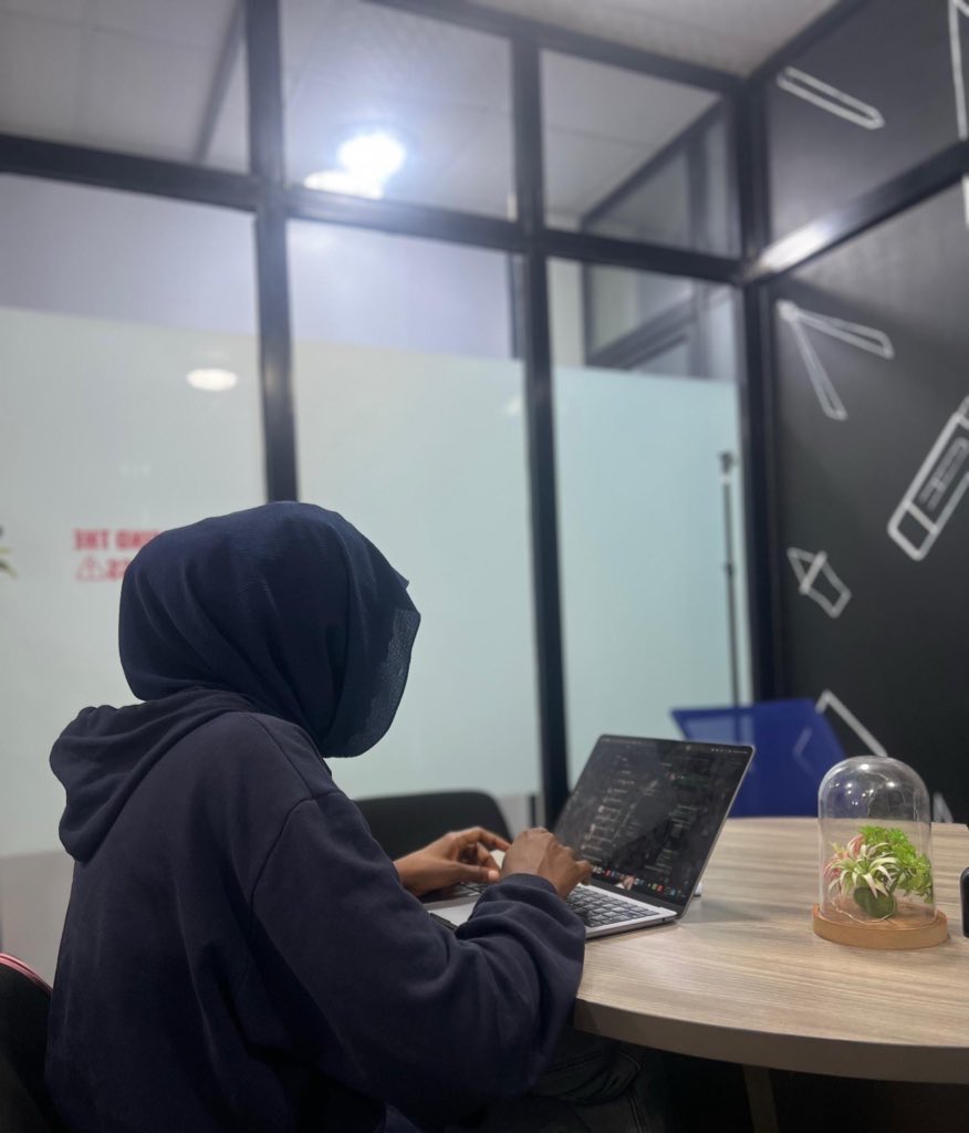 _Neerat's tweet image. Hello 👋
I’m Munie 

I turn ideas into websites and problems into clean solutions for a living💻