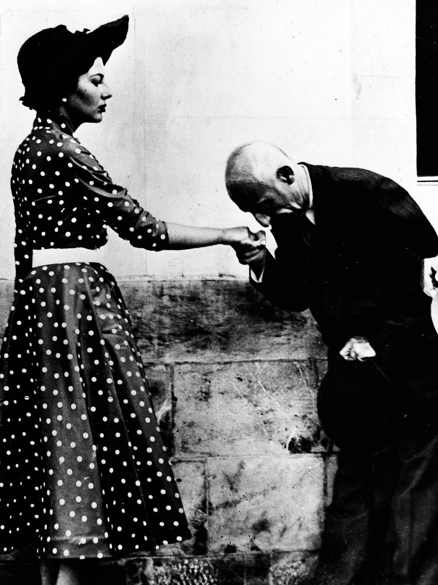 خوش‌آمدگویی محمد مصدق به ملکه ثریا اسفندیاری