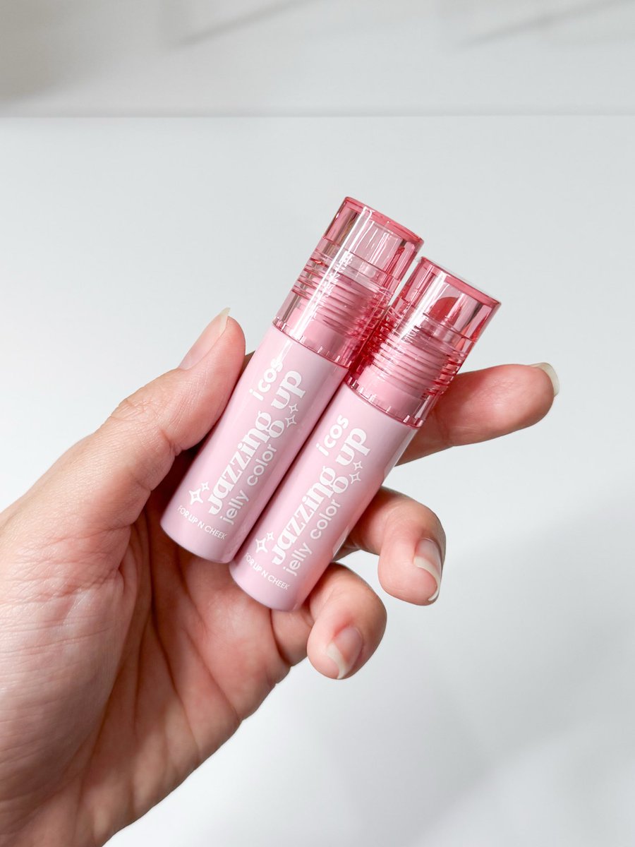 Serius deh, ini lip tint affordable tapi finish-nya semanis vibes-nya 😚💋

—Icos Jazzing Up Jelly Color! bikin bibir keliatan fresh tapi tetap lowkey 🍓