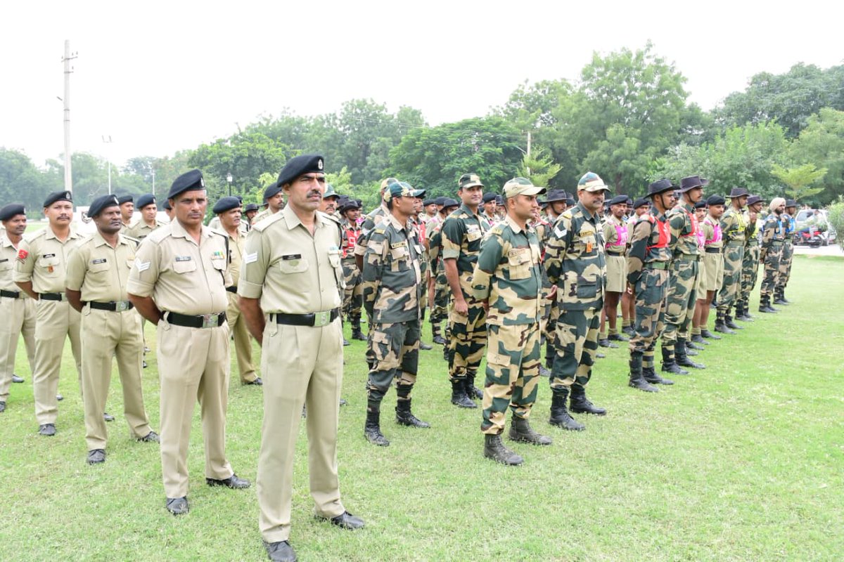 As part of Vigilance Awareness Week 2025, Sh Devinder Singh, Comdt (CI) STC #BSF Jodhpur today administered the Integrity Pledge to all Officers, Staff &amp; Trainees reaffirming the collective commitment to transparency, honesty &amp; accountability in every sphere of work. 

#VAW2025