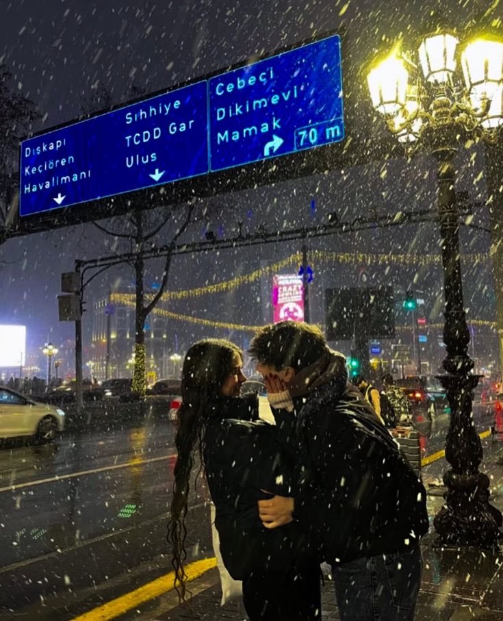 Seninle şöyle yağmurda ıslanmak dans etmek hayatın tadını çıkarmak isterdim
