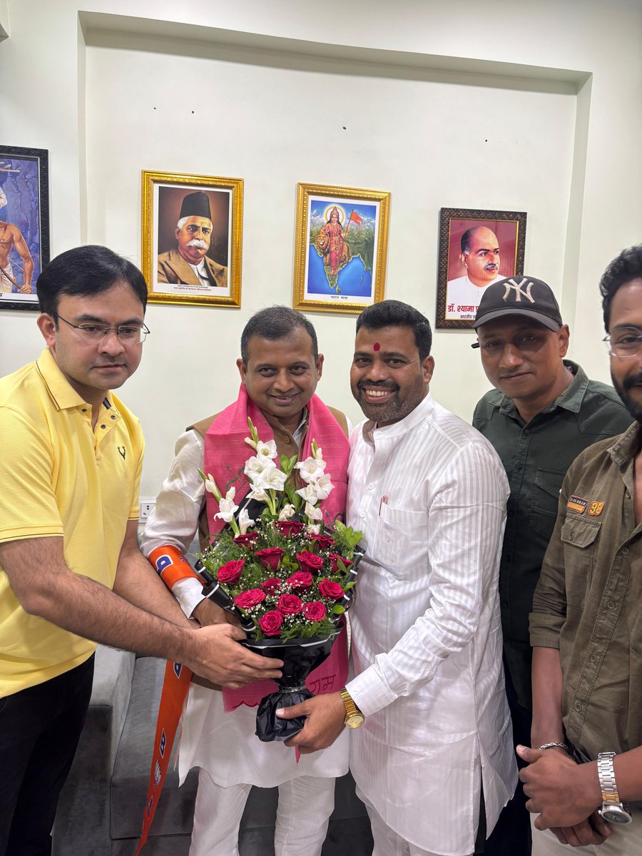 प्रदेश भाजपा उपाध्यक्ष मनोनीत होने पर आज आदरणीय बड़े भाई डॉ निशांत जी खरे को बधाई शुभकामनाएं प्रेषित की ll
<a href="/drnishantkhare/">Dr. Nishant Khare</a>