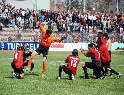 Öğleden sonra 4 maçı.. maçı kazanmışsın İvesa orta sahada çiftetelli oynuyor.. özledik be olum yalan mı söyleyelim..