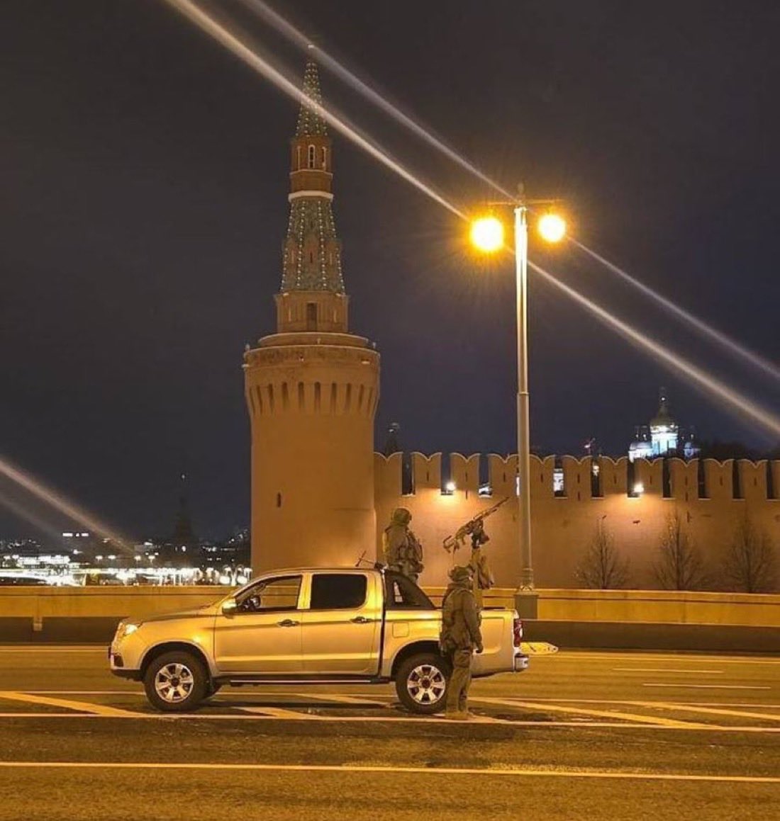 CaolanReports's tweet image. russia is weaker than it wants the world to believe. Using pickup trucks with machine guns to stop the Kremlin exploding isn’t winning a war